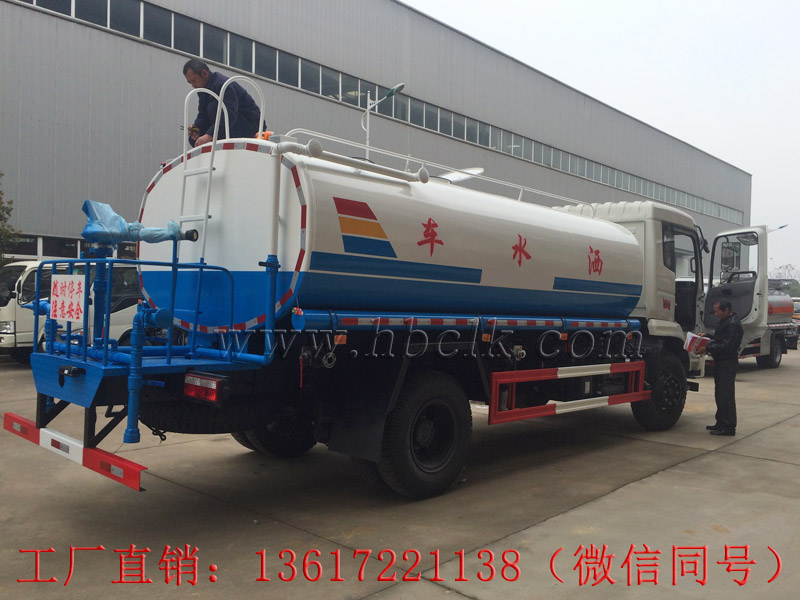 東風專底12噸灑水車送車司機正在檢查出手手續(xù)