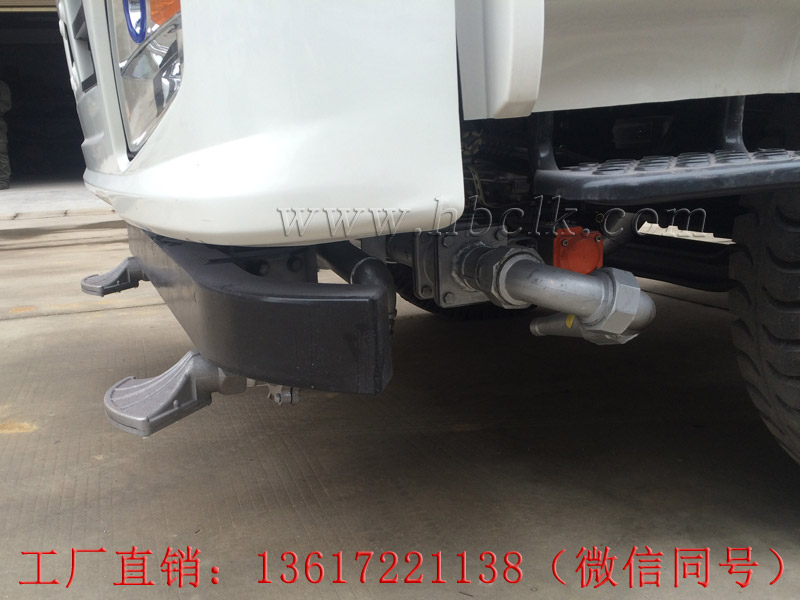 灑水車帶二套前沖噴頭，帶駕駛室自動系統(tǒng)